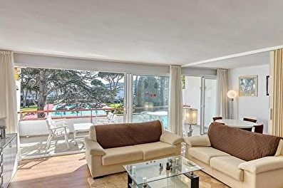 Bright apartment with community swimming pool.