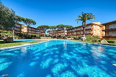 Amplio apartamento planta baja con piscina comunitaria  con vistas al mar.