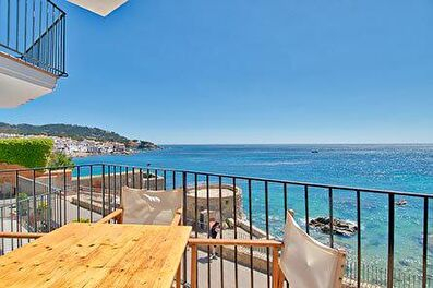 Esplèndid apartament a primera línia amb vistes al mar a 20 metres de la platja.