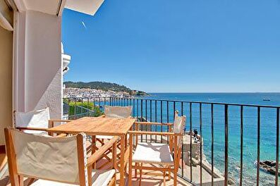 Fabulós apartament còmode, a primera línia amb vistes al mar a 20 metres de la platja.