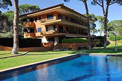 Agradable apartamento planta baja con jardín privado y piscina comunitaria a 200 metros del mar.