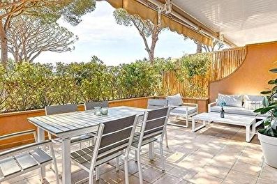 Agradable apartament planta baixa amb jardí privat i piscina comunitària a 200 metres del mar.