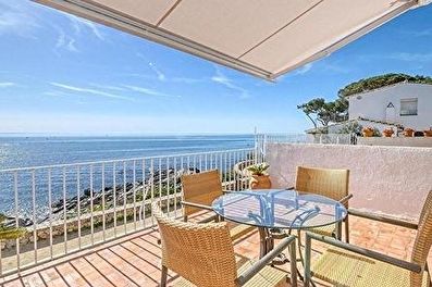 Pleasant house 2 floors on the seafront overlooking the sea 50 meters from the beach.