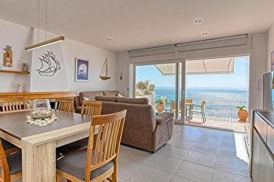 Agradable casa de 2 plantas en primera línea con vistas al mar a 50 metros de la playa.