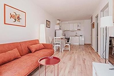 Céntrico apartamento en segunda línea a 20 metros del mar.