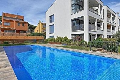 Fabuloso apartamento minimalista, planta baja con jardín privado y piscina comunitaria a 250 metros del mar.