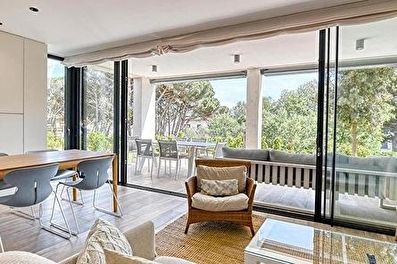 Fabuleux appartement minimaliste, rez-de-chaussée avec jardin privé et piscine communautaire 250 mètres de la mer.