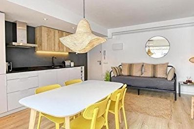 Central apartment practical, second line from the sea 100 meters from the sea.