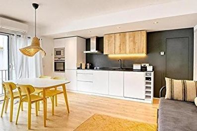 Central apartment practical, second line from the sea 100 meters from the sea.
