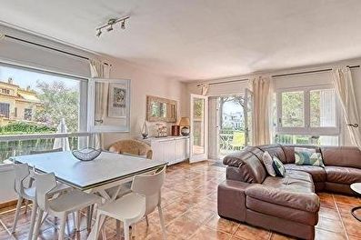 Quiet semi detached house practical, 3 floors with private garden and community swimming pool.