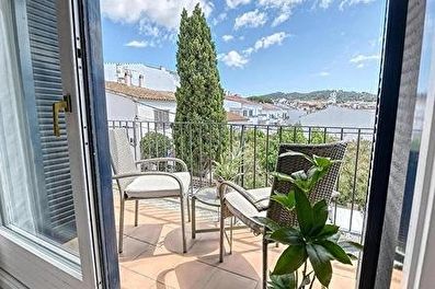 Céntrico apartamento práctico, a 50 metros del mar.