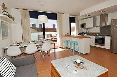 Tranquille appartement rez-de-chaussée avec piscine communautaire  250 mètres de la mer.