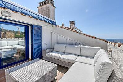 Beautiful penthouse with community swimming pool  overlooking the sea 250 meters from the beach in 0.