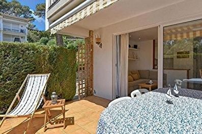 Agradable apartament amb piscina comunitària  a segona línia a 200 metres del mar.