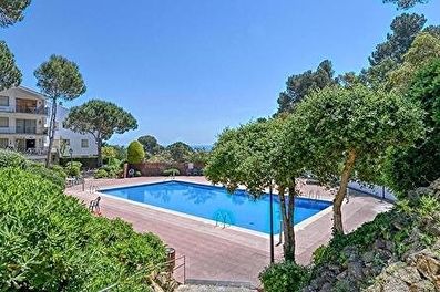 Agradable apartamento con piscina comunitaria  en segunda línea a 200 metros del mar.