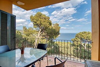 Encantador apartamento planta baja con piscina comunitaria  en segunda línea con vistas al mar.