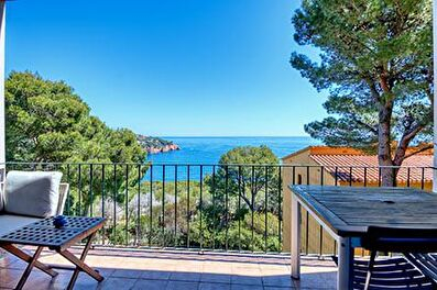 Beautiful apartment second line from the sea overlooking the sea.
