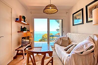 Precioso apartamento en segunda línea con vistas al mar.