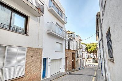 Modern apartment practical, 50 meters from the sea.