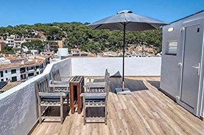 Pretty penthouse modern, minimalist, second line from the sea 50 meters from the sea.