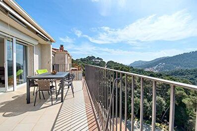 Sunny apartment with community swimming pool  overlooking the sea.