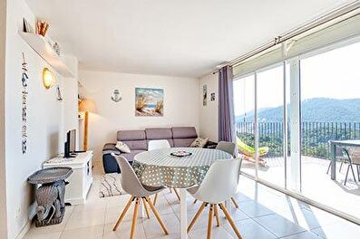 Sunny apartment with community swimming pool  overlooking the sea.