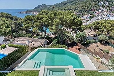 Spectaculaire maison individuelle de design, avec 3 étages avec jardin et piscine privée.