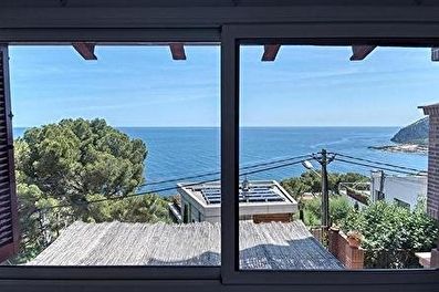 Cosy apartment with private garden and community swimming pool overlooking the sea.