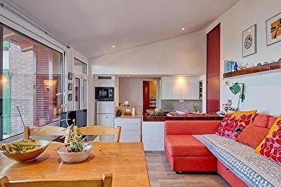 Acogedor apartamento con jardín privado y piscina comunitaria con vistas al mar.