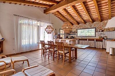 Unique individual house 2 floors with garden.