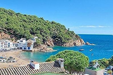 Fantàstica casa única, de 2 plantes a segona línia amb vistes al mar a 100 metres de la platja.