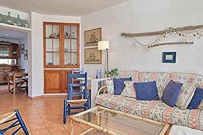 Fantàstica casa única, de 2 plantes a segona línia amb vistes al mar a 100 metres de la platja.