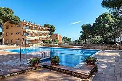 Impeccable apartment modern, ground floor with community swimming pool  100 meters from the sea.