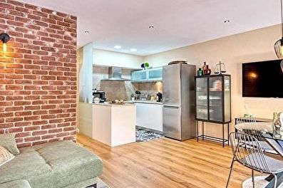 Impeccable apartment modern, ground floor with community swimming pool  100 meters from the sea.