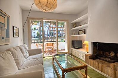 Grand appartement pratique, avec piscine communautaire  110 mètres de la mer.