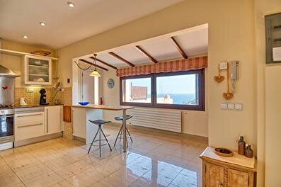 Grand appartement avec piscine communautaire  avec vue sur la mer.