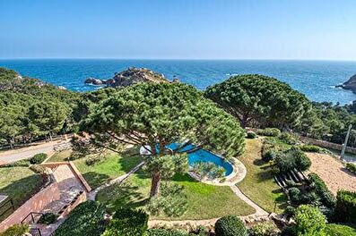 Grand appartement avec piscine communautaire  avec vue sur la mer.