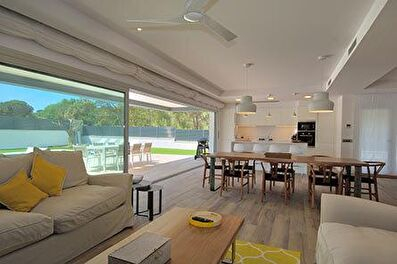 Spectaculaire chalet de design, avec 2 étages avec jardin et piscine privée.