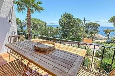 Petit appartement en deuxième ligne de mer.