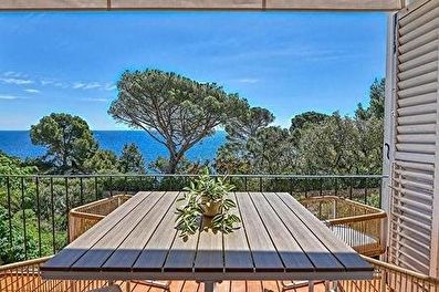 Cosy apartment second line from the sea overlooking the sea 75 meters from the beach.