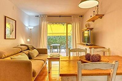 Céntrico apartamento planta baja con piscina comunitaria.