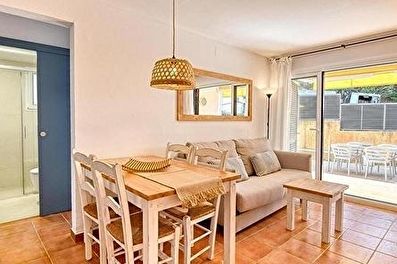 Céntrico apartamento práctico, planta baja con piscina comunitaria  a 200 metros del mar.
