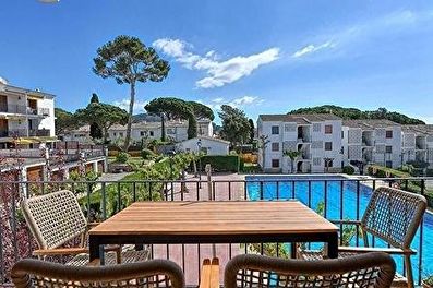 Acogedor apartamento con piscina comunitaria.