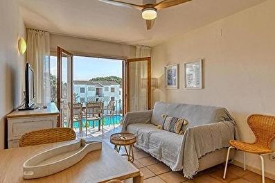 Acogedor apartamento con piscina comunitaria.