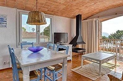 Acollidor apartament amb piscina comunitària  a segona línia amb vistes al mar a 250 metres de la platja.