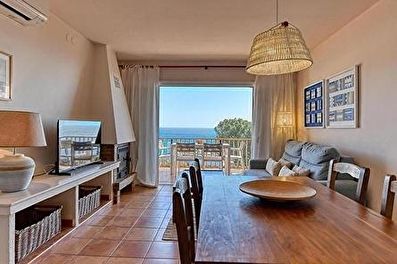 Esplèndid apartament amb piscina comunitària  a segona línia amb vistes al mar a 250 metres de la platja.