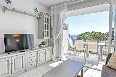Agradable apartamento en segunda línea con vistas al mar a 150 metros de la playa.