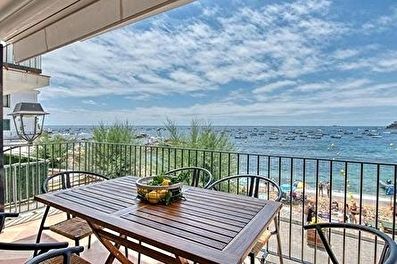 Fabulós apartament còmode, a primera línia amb vistes al mar a 5 metres de la platja.