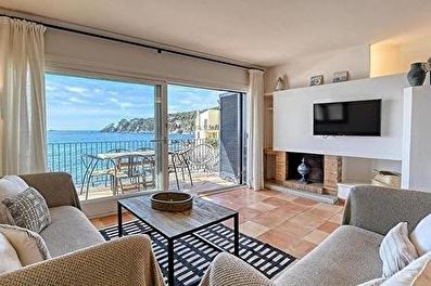 Fabuloso apartamento cómodo, en primera línea con vistas al mar a 5 metros de la playa.