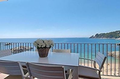 Encantador apartament a primera línia amb vistes al mar a 10 metres de la platja.